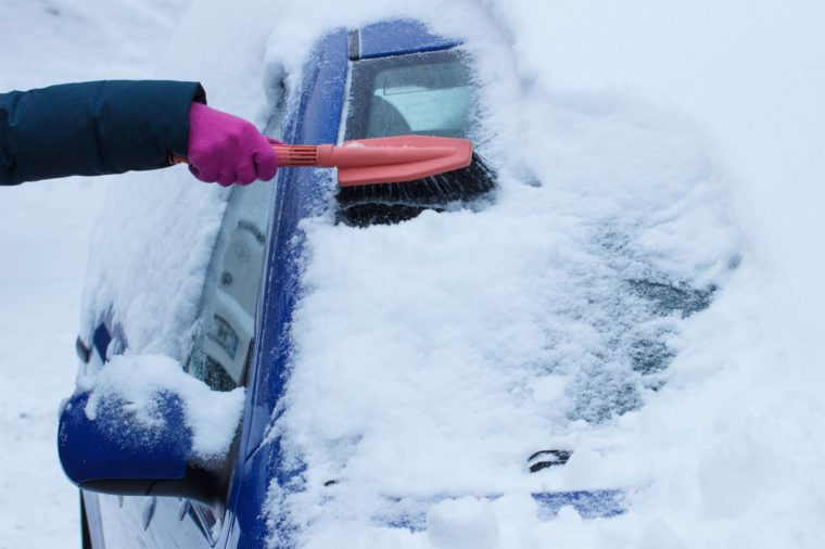 Очищаем авто от снега: что лучше использовать