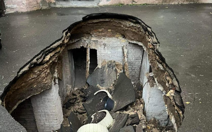 В Киеве под провалившимся асфальтом обнаружили старинное строение, фото