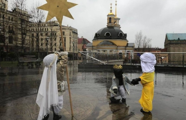 Малюків-засновників Києва на Поштовій нарядили до свят: фото