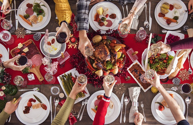 7 правил, которые помогут не переесть за праздничным столом