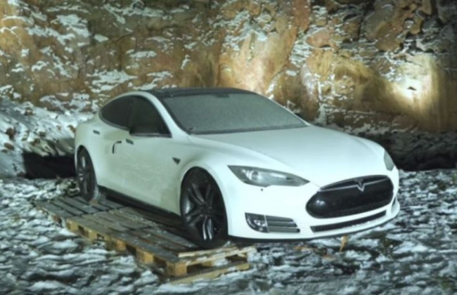 Жестокий протест: владелец Tesla Model S взорвал авто 30 кг динамита, видео