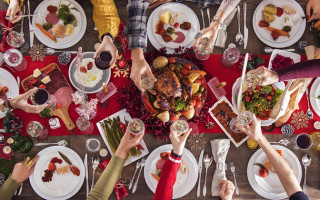 7 правил, которые помогут не переесть за праздничным столом