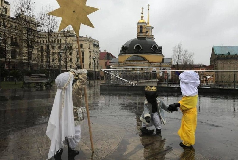 Малюків-засновників Києва на Поштовій нарядили до свят: фото