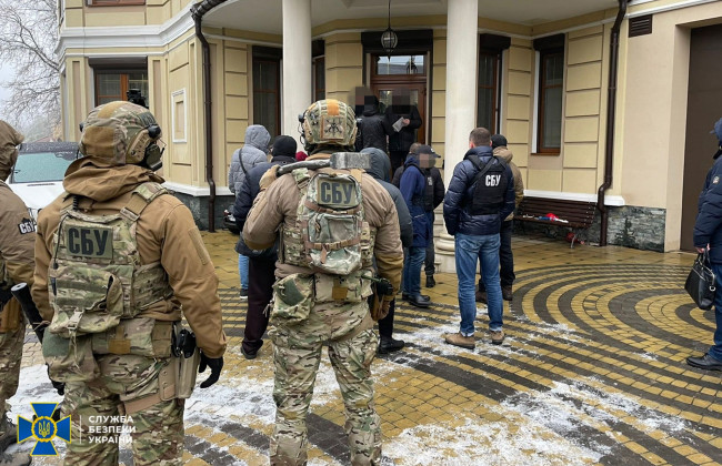 Поблизу Києва викрили чиновників на багатомільйонних махінаціях із землею