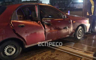 В Киеве тепловоз протащил автомобиль несколько метров: есть пострадавшие, фото и видео