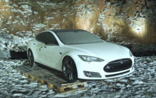 Жестокий протест: владелец Tesla Model S взорвал авто 30 кг динамита, видео