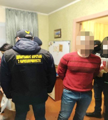 Лаборант, бухгалтер та збувач: під Києвом викрито наркобізнес