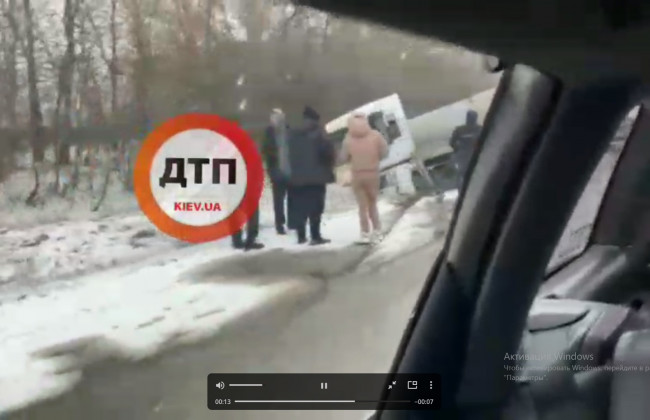 В Хмельницкой области сложилась фура и ушла с дороги: видео