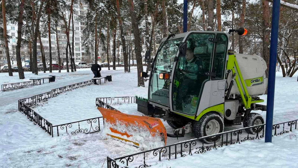 На вулиці Києва вигнали техніку для боротьби зі снігом