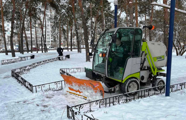 На вулиці Києва вигнали техніку для боротьби зі снігом