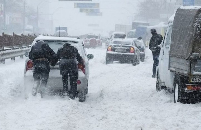 Непогода застала в дороге: где водителям можно переждать метель на трассе