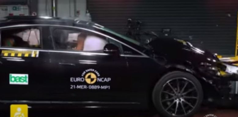 Mercedes-Benz EQS получил 5 звезд в краш-тестах, видео
