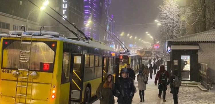 В Киеве из-за гололеда стали десятки троллейбусов, видео