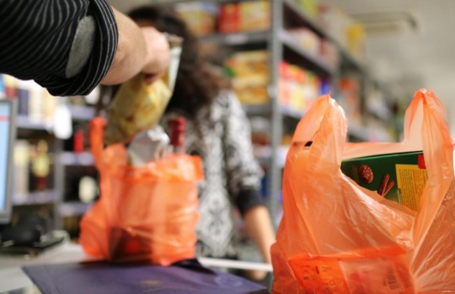 Без пакета: киевлянка купила замороженную рыбу в магазине и унесла ее в руках