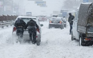 Непогода застала в дороге: где водителям можно переждать метель на трассе