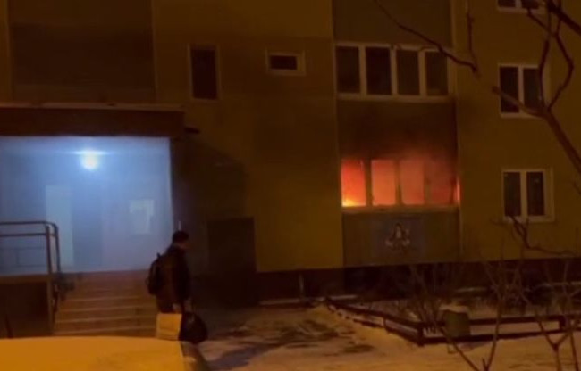 В Киеве загорелась квартира из-за гирлянды, видео