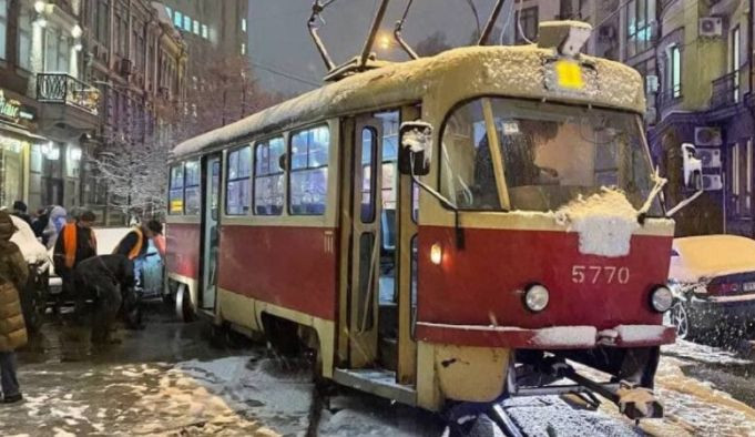 В Киеве трамвай из-за снега устроил «дрифт»: появились фото