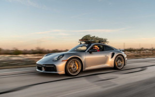 Доставить елку со скоростью 282 км/ч: американцы удивили своей традицией, видео