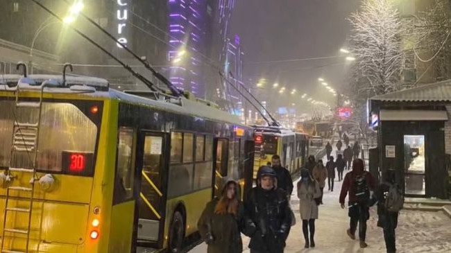 В Киеве из-за гололеда стали десятки троллейбусов, видео