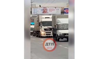 Махал руками и снимал видео: в Киеве мужчина ходил по оживленной дороге