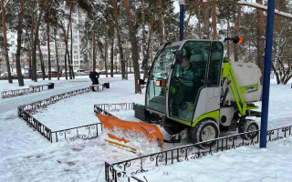 На вулиці Києва вигнали техніку для боротьби зі снігом
