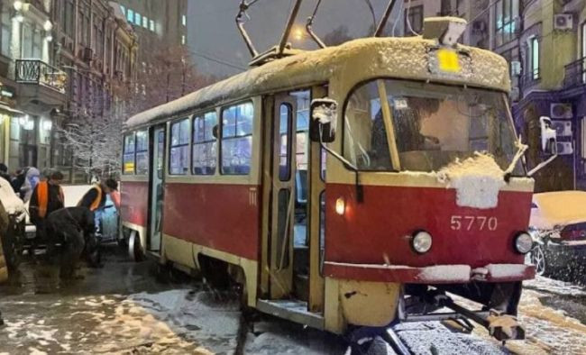 В Киеве трамвай из-за снега устроил «дрифт»: появились фото
