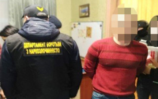 Лаборант, бухгалтер та збувач: під Києвом викрито наркобізнес