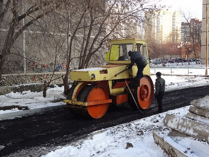 Укладывали асфальт поверх снега: в Киевавтодоре ответили на скандальное видео