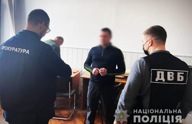 Продавав водійські посвідчення: у Харкові співробітник Укртрансбезпеки встановив корупційну схему