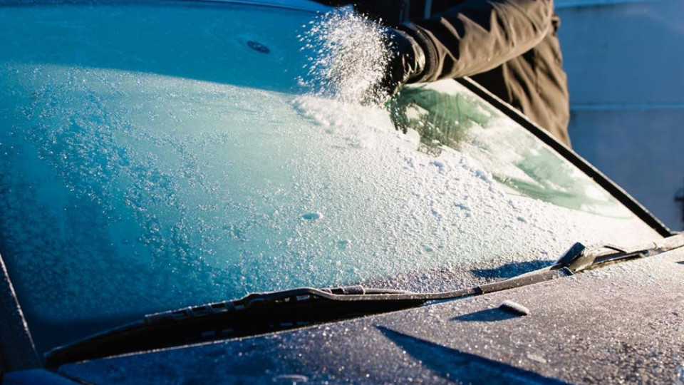 Кипяток на стекло, чтобы разморозить авто: кошмар любого водителя зимой