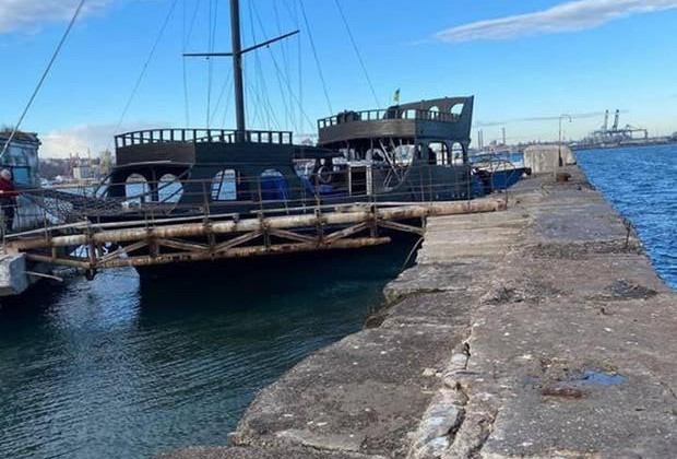 Капитан от Бога: в Одессе женщина угнала яхту и въехала в бетонное ограждение в море