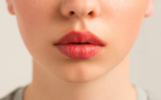 Уколы красоты: в Днепре 14-летняя школьница уколола себе в губы масло и попала на операционный стол