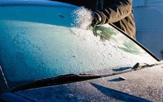 Кипяток на стекло, чтобы разморозить авто: кошмар любого водителя зимой