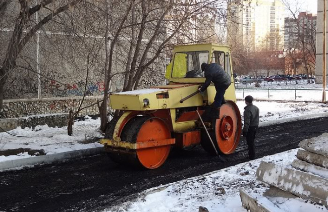 Укладывали асфальт поверх снега: в Киевавтодоре ответили на скандальное видео