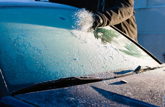 Кипяток на стекло, чтобы разморозить авто: кошмар любого водителя зимой
