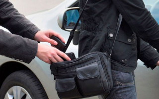 В Киеве у мужчины украли ноутбук из салона, пока он счищал снег с авто