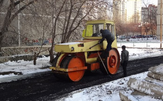 Укладывали асфальт поверх снега: в Киевавтодоре ответили на скандальное видео