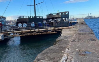 Капитан от Бога: в Одессе женщина угнала яхту и въехала в бетонное ограждение в море