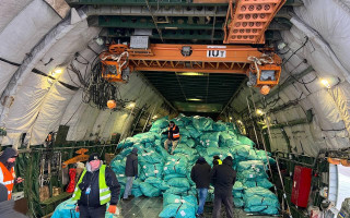 Масштаби вражають: в Україну вперше міжнародні відправлення прибули літаком «Руслан»