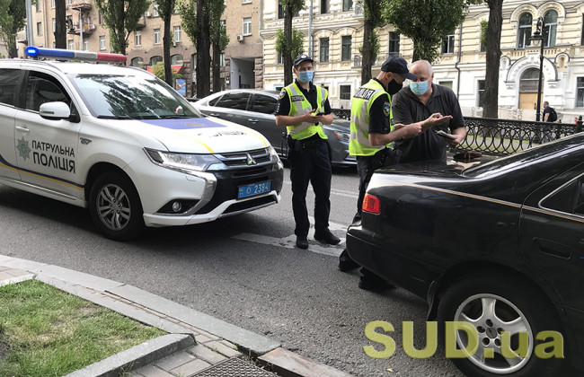 Копы остановили авто в Киеве за нарушение ПДД, но обнаружили у водителя тесак и, возможно, пистолет с наркотиками