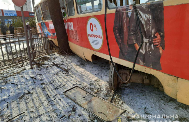 В Харькове ушел с рельсов и чуть не перевернулся трамвай