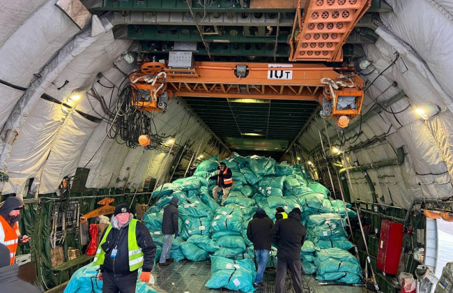 Масштаби вражають: в Україну вперше міжнародні відправлення прибули літаком «Руслан»