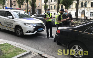 Копы остановили авто в Киеве за нарушение ПДД, но обнаружили у водителя тесак и, возможно, пистолет с наркотиками
