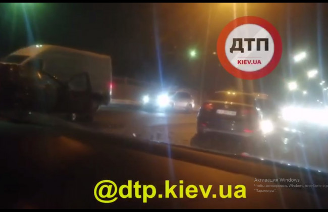 Серьёзное ДТП в Киеве: пришлось вызывать спасателей, видео