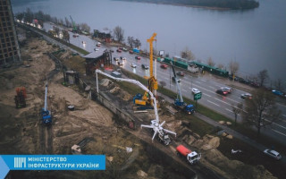 В Киеве достраивают Дарницкий мост
