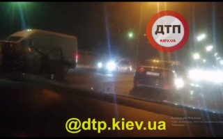 Серьёзное ДТП в Киеве: пришлось вызывать спасателей, видео
