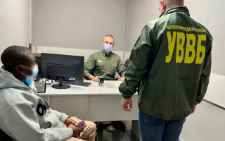 Іноземний «студент» за 300 доларів намагався купити пропуск в Україну