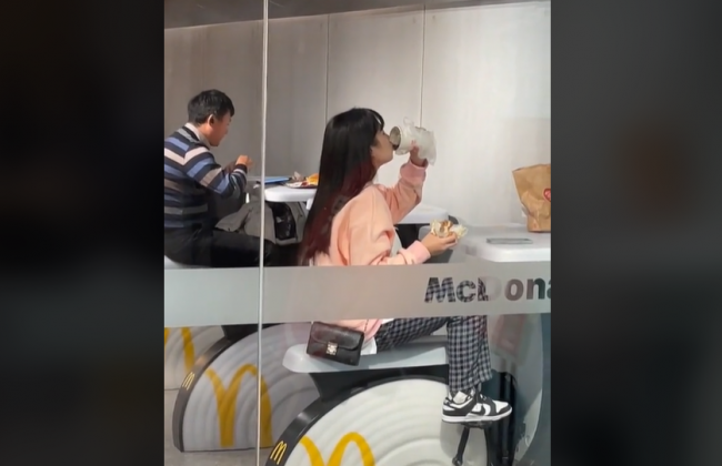 В Китае фастфуд-заведения установили велотренажеры: видео стало вирусным в TikTok