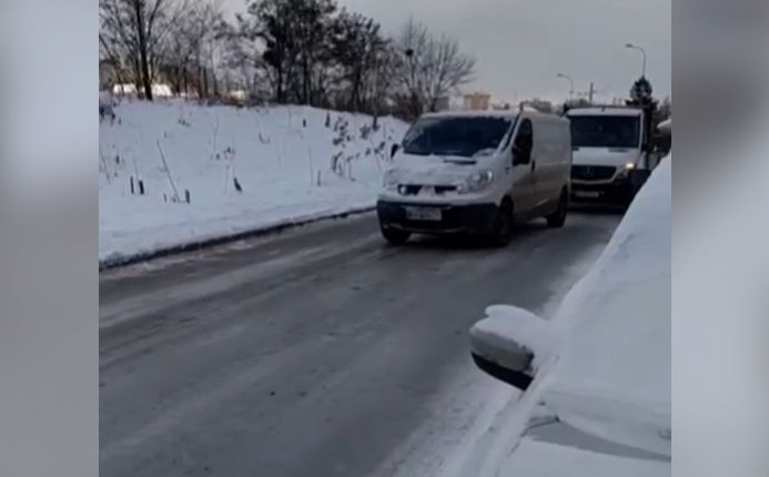Как стекло: в Киеве улица полностью покрылась льдом, видео