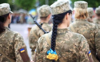Воинский учет для женщин: главнокомандующий ВСУ заверил, что уже завтра в военкомат бежать не надо